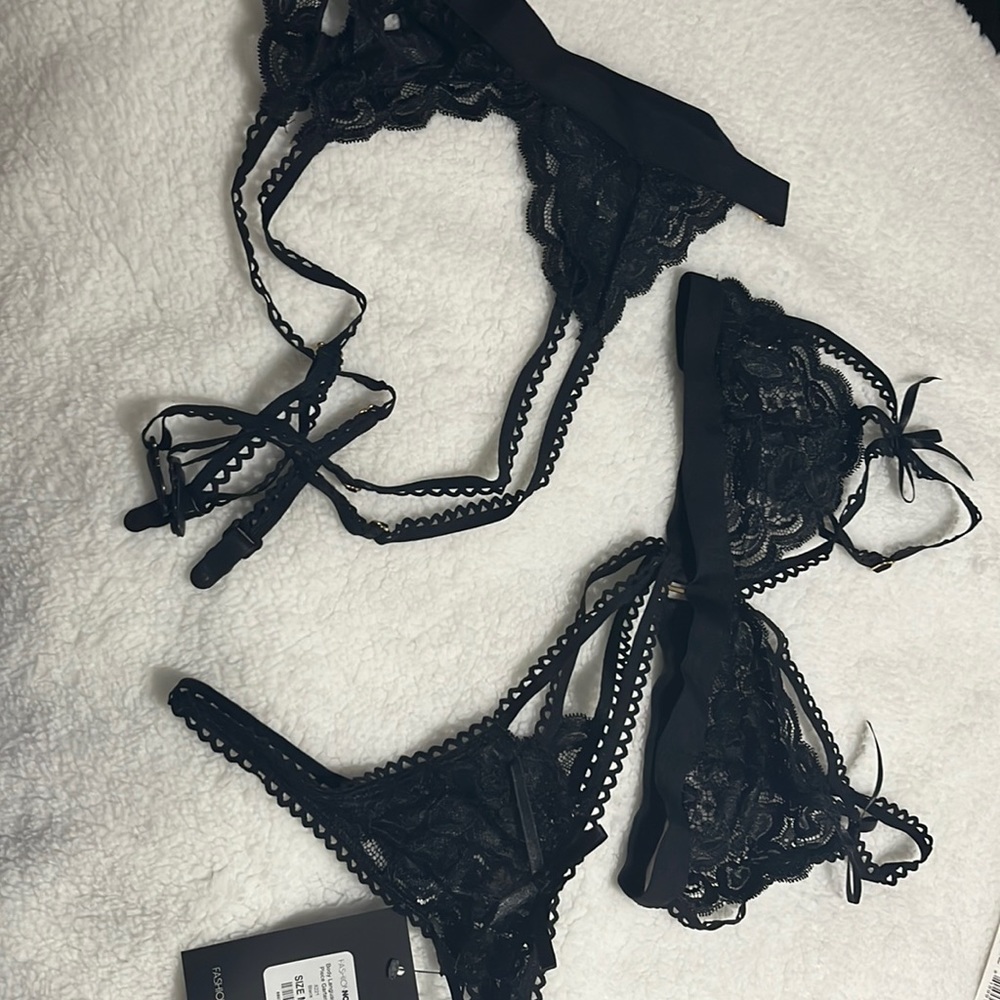 Brand new garter set